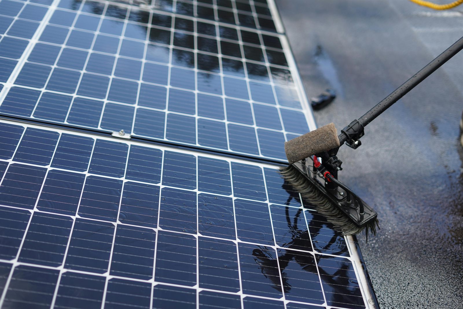 Solaranlagenreinigung mit Profi-Bürste für mehr Ertrag