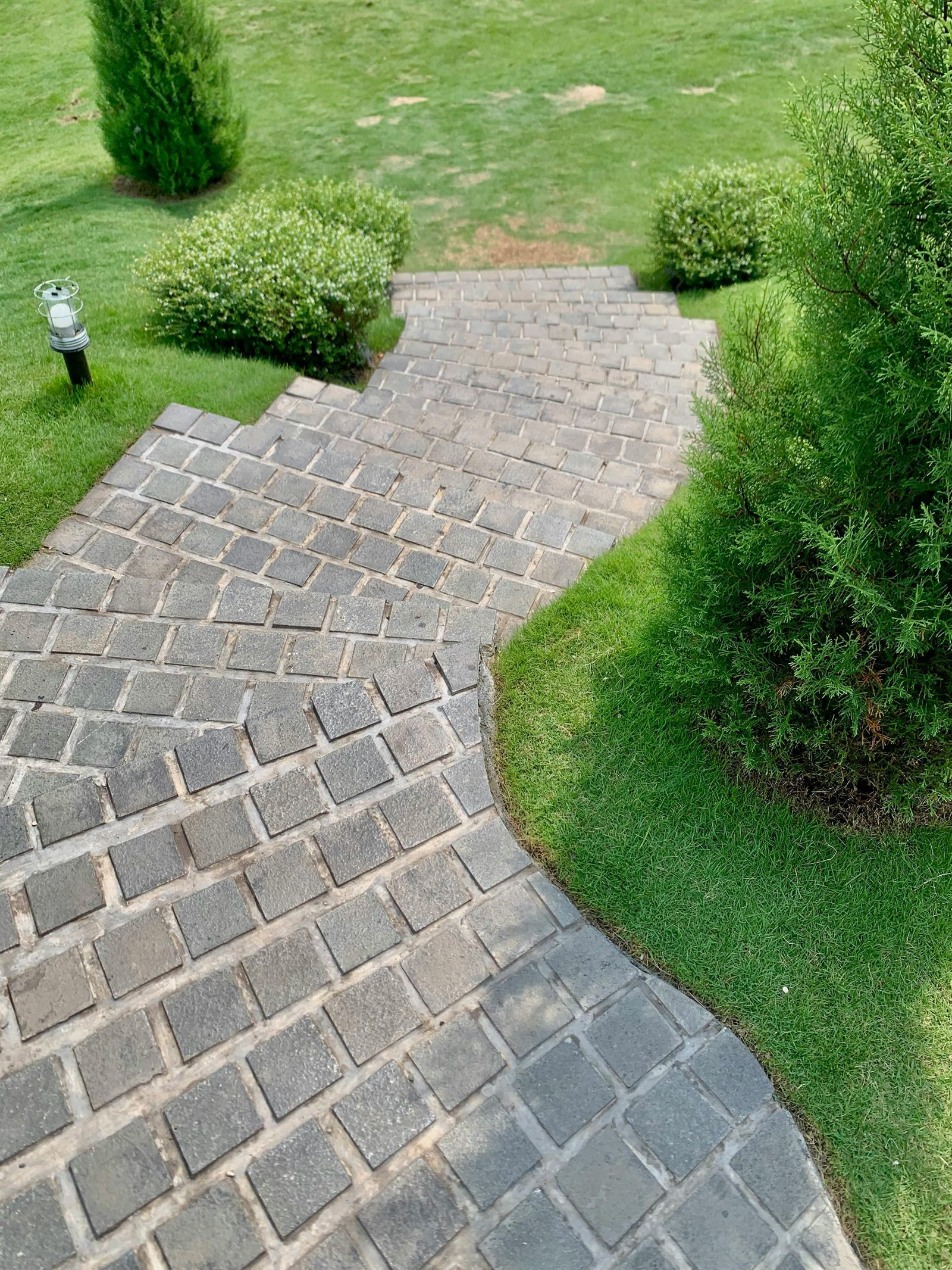 Sauberer Steinweg nach Profi-Steinreinigung
